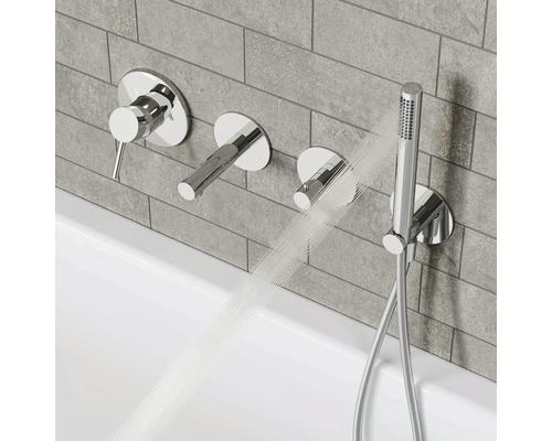 Aufputz Badewannenarmatur mit Handbrause an einer gefliesten Wand über einer Badewanne