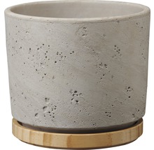 Blumentopf aus Beton mit Bambusuntersetzer