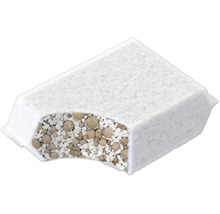 Filtre à eau avec remplissage de granulés