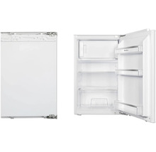 Réfrigérateur encastrable avec porte ouverte et fermée.