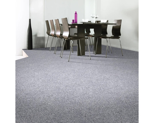 Scène avec moquette grise sous une table à manger avec des chaises