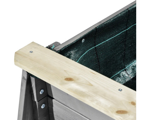 Detailansicht eines Hochbeets mit Holzrahmen und Pflanzfolie