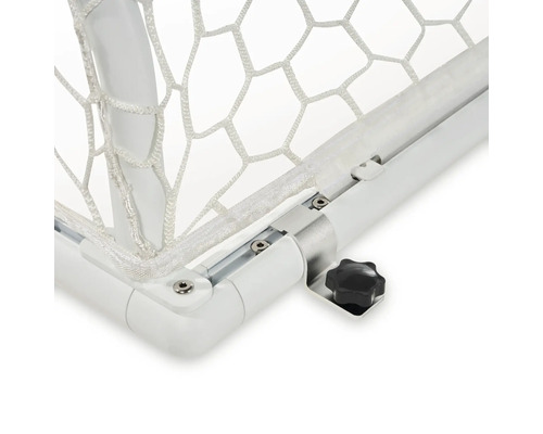 Detailansicht eines Fußballtors mit Netz und Schraubverbindungen