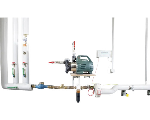 Installation mit Hauswasserwerk und Rohren