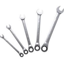 Cinq clés plates en acier chrome-vanadium de différentes tailles