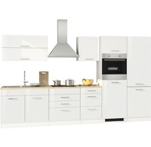 Helle Küche mit Spüle, Kochfeld, Dunstabzugshaube, Backofen und Schränken.