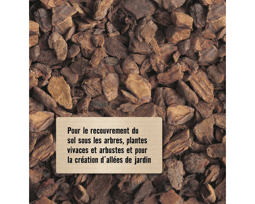 Gros plan d''écorce pour paillage dans le jardin