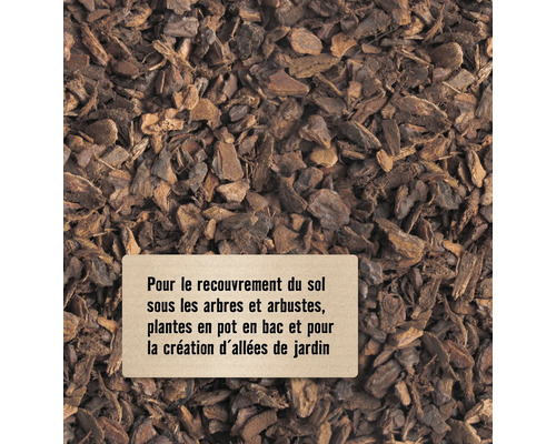 Gros plan de paillis d''écorce pour la couverture du sol dans le jardin