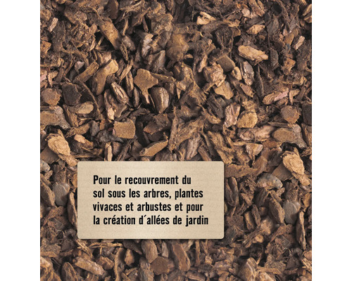 Gros plan de paillis d''écorce pour le paillage du sol dans le jardin