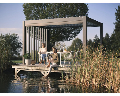 Scène avec une pergola sur une plateforme au bord de l''eau où deux personnes sont assises