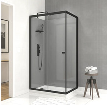 Douche d''angle avec cadre noir, pommeau de douche et tabouret avec serviettes dans la salle de bains.
