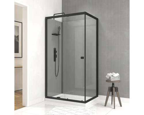Douche d''angle avec cadre noir, pommeau de douche et tabouret avec serviettes dans la salle de bains.