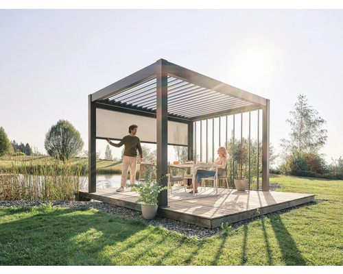 Pergola avec toit à lamelles, éléments latéraux et personnes dans le jardin