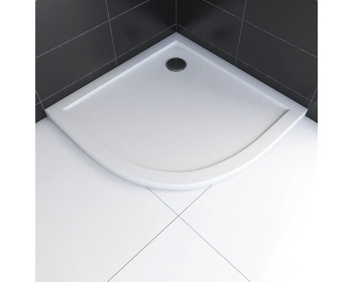 Eckige Duschtasse mit Ablauf in einem Badezimmer