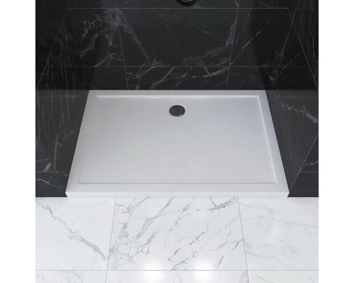 Rechteckige Duschwanne im Badezimmer mit Marmorfliesen