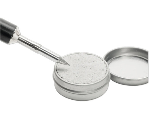 Pointe de fer à souder nettoyée dans de la graisse à souder