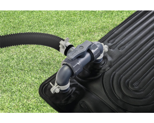 Intex Solarheizmatte mit Schlauchanschluss auf Rasen