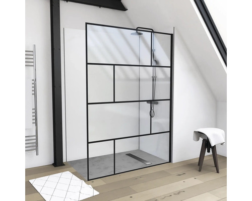 Duschkabine mit schwarzem Rahmen und Duschkopf in einem hellen Badezimmer mit Dachschräge