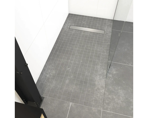 Douche de plain-pied avec caniveau de douche et carrelage gris