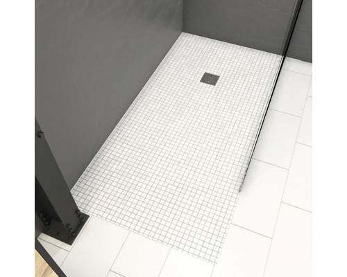 Douche à l''italienne avec mosaïque et caniveau d''écoulement