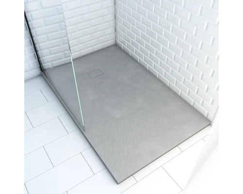 Douche à l''italienne avec receveur de douche rectangulaire, paroi de douche en verre et carrelage métro blanc.
