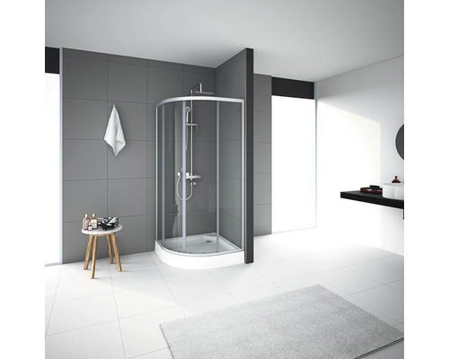 Cabine de douche d''angle dans une salle de bains avec lavabo et tabouret