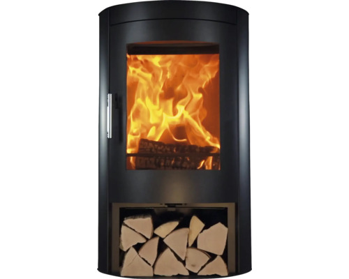 Brennender Kaminofen mit Holzscheiten