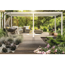 Scène avec pergola, coin salon et panier suspendu sur une terrasse en bois dans un jardin.