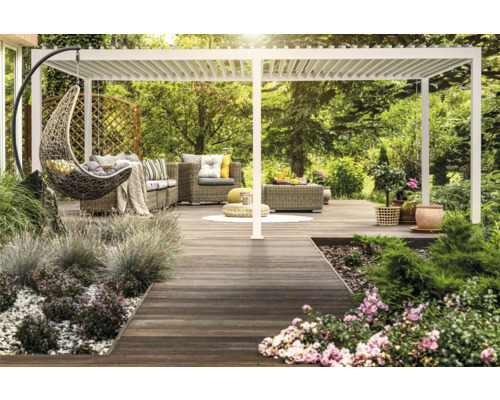 Scène avec pergola, coin salon et panier suspendu sur une terrasse en bois dans un jardin.