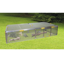 Freilaufgehege für Schildkröten im Garten mit zwei Schildkröten