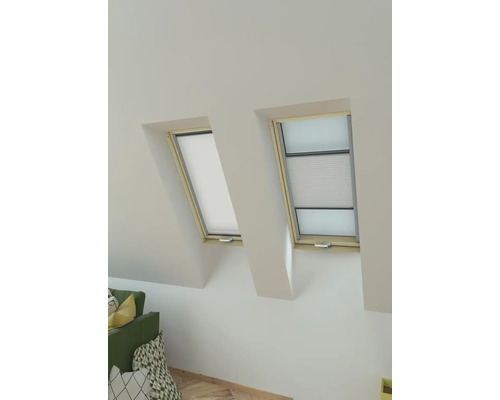 Deux fenêtres de toit avec protection visuelle dans une pièce lumineuse.