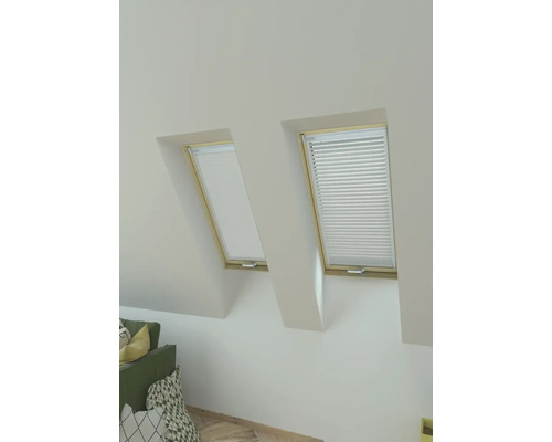 Zwei Dachfenster mit Jalousien in einem hellen Raum