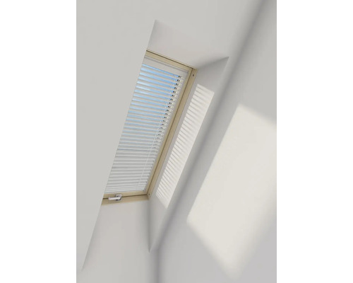 Dachfenster mit Jalousie in einem hellen Raum