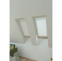 Zwei Dachfenster mit Jalousien in einem hellen Raum.