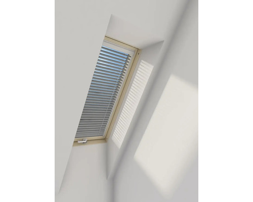 Dachfenster mit Jalousien in einem hellen Raum