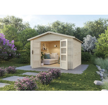Jardin avec cabanon de jardin en bois et portes doubles ouvertes, aménagé avec une chaise longue et de la décoration