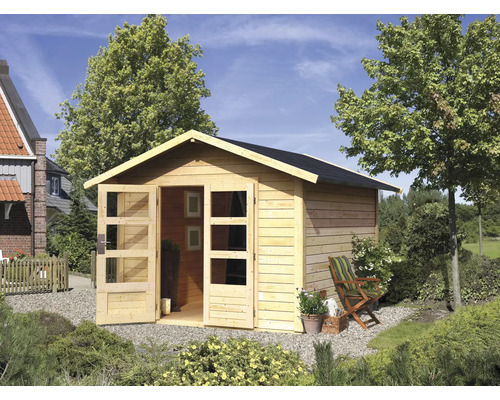 Abri de jardin avec portes doubles ouvertes et toit à deux pans dans le jardin