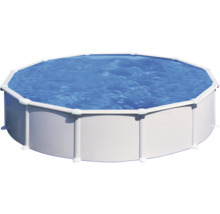 Achteckiger Stahlwandpool gefüllt mit Wasser