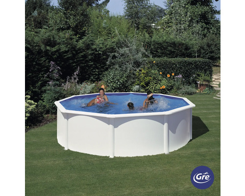 Piscine hors sol dans le jardin avec des personnes jouant dans l''eau