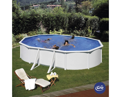 Aufstellpool mit Badenden im Garten und Liegestuhl