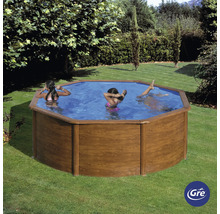 Piscine octogonale en bois avec des personnes qui se baignent dans le jardin