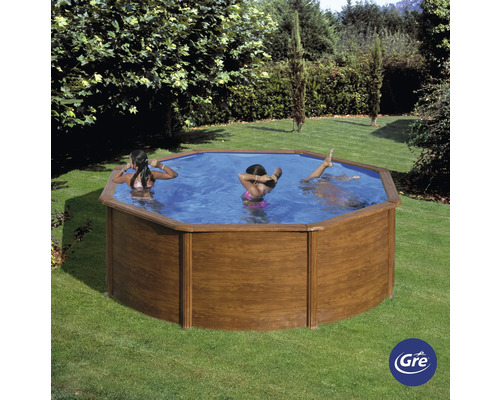 Piscine octogonale en bois avec des personnes qui se baignent dans le jardin