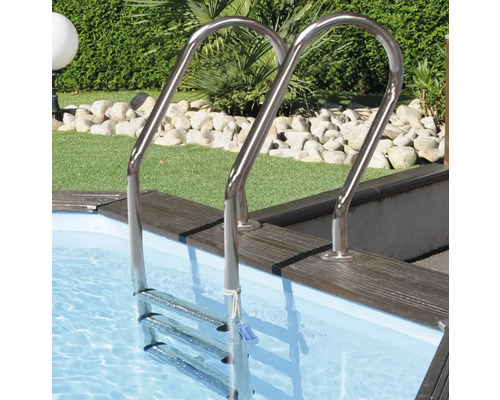 Échelle de piscine en acier inoxydable dans la piscine
