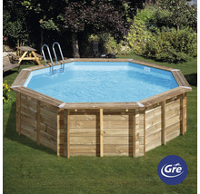 Piscine octogonale en bois avec échelle dans le jardin.