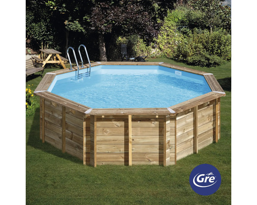 Piscine octogonale en bois avec échelle dans le jardin.