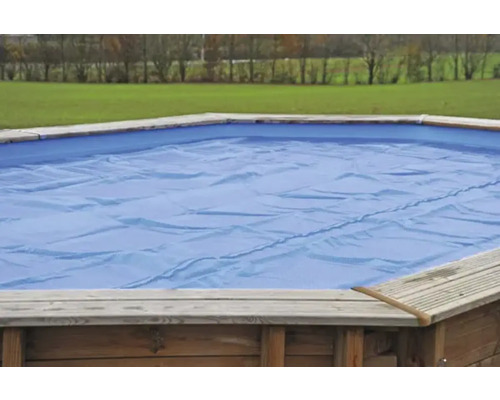 Aufstellpool mit Abdeckung im Garten