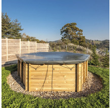 Runder Pool mit Holzverkleidung und Abdeckung im Garten