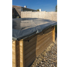 Holzpool mit grauer Poolabdeckung im Garten