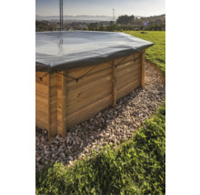 Holzpool mit Abdeckung und Kiesumrandung im Garten