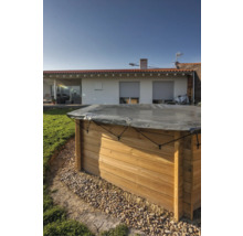 Holzpool mit Abdeckung im Garten vor einem Haus